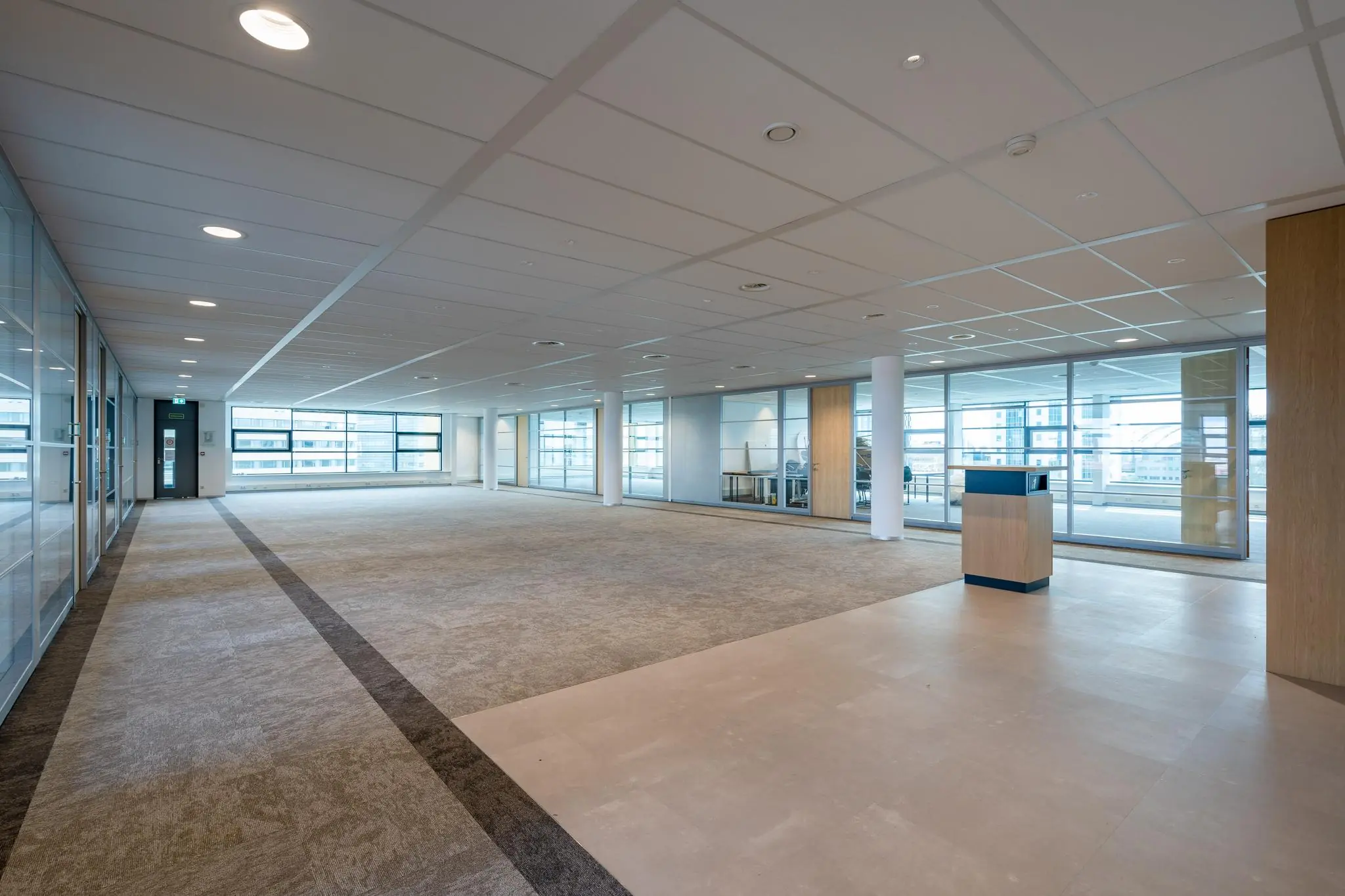 Lege, moderne kantoorruimte aan de Fascinatio Boulevard met grote ramen en glazen wanden.